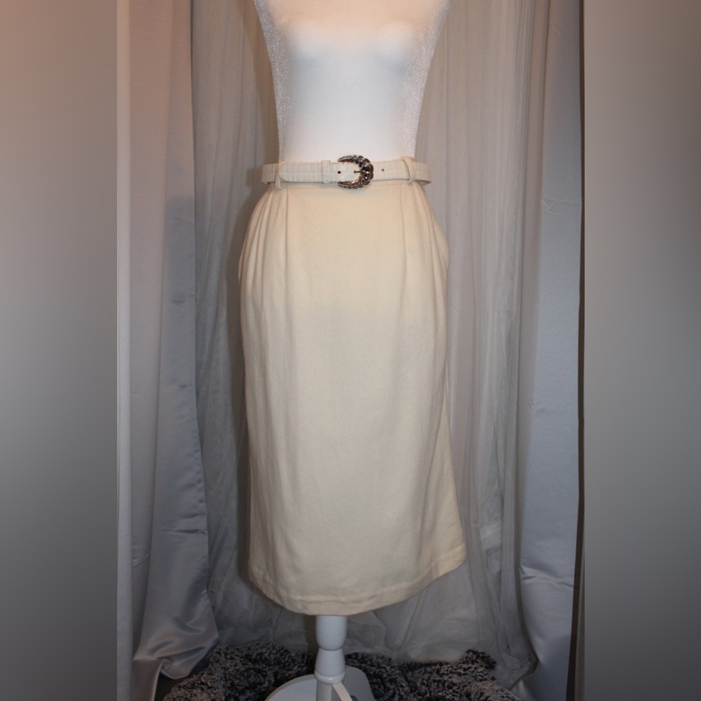 Leslie Fay Cream Skirt with Belt